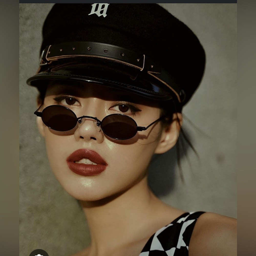 Roberi & Fraud “Doris” Sunglasses. Black.